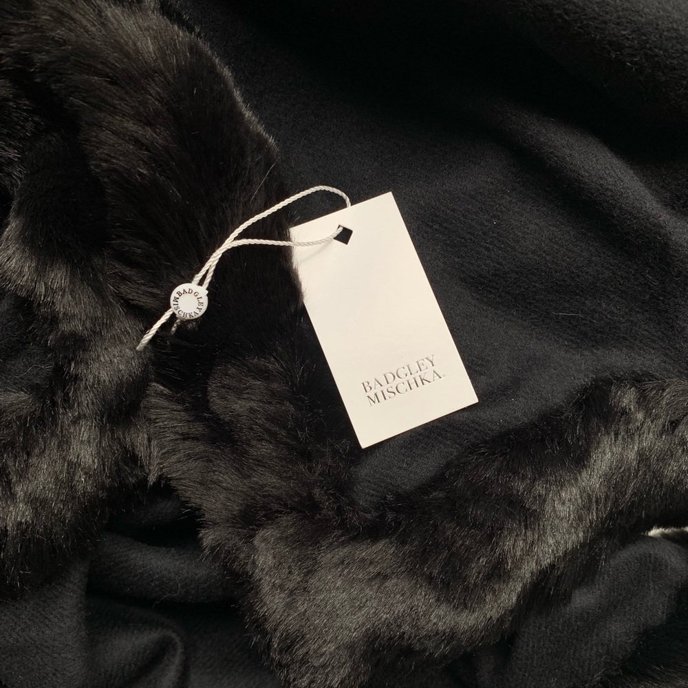 Badgley Mischka Large wrap w/faux chinchilla Black - Picture 2 of 7